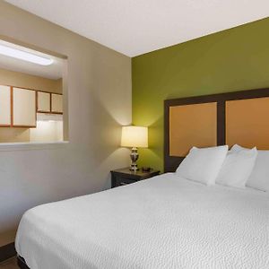 Deluxe Studio 1 Queen Bed Non-Smoking